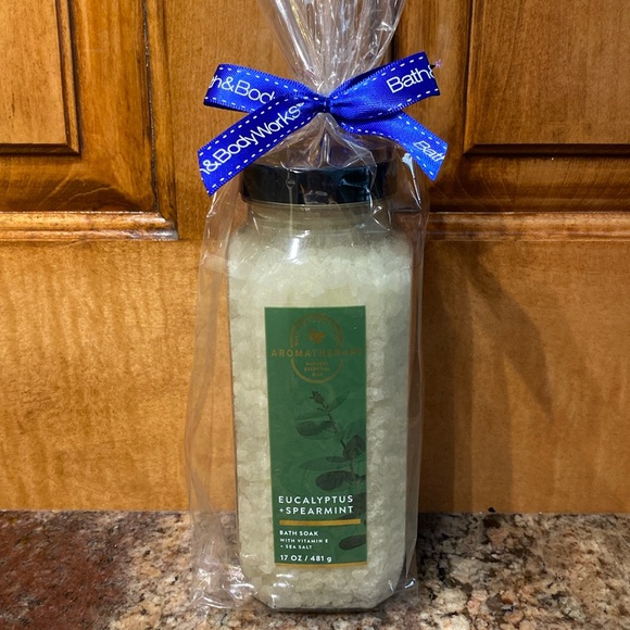 Aromatherapy “Eucalyptus Spearmint” Bath Soak by BBW, 17 oz / 481 mL, NWT + Wrap - Picture 2 of 7